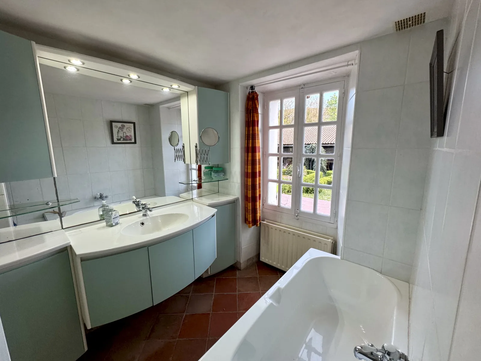Badewanne mit Fenster zum Garten