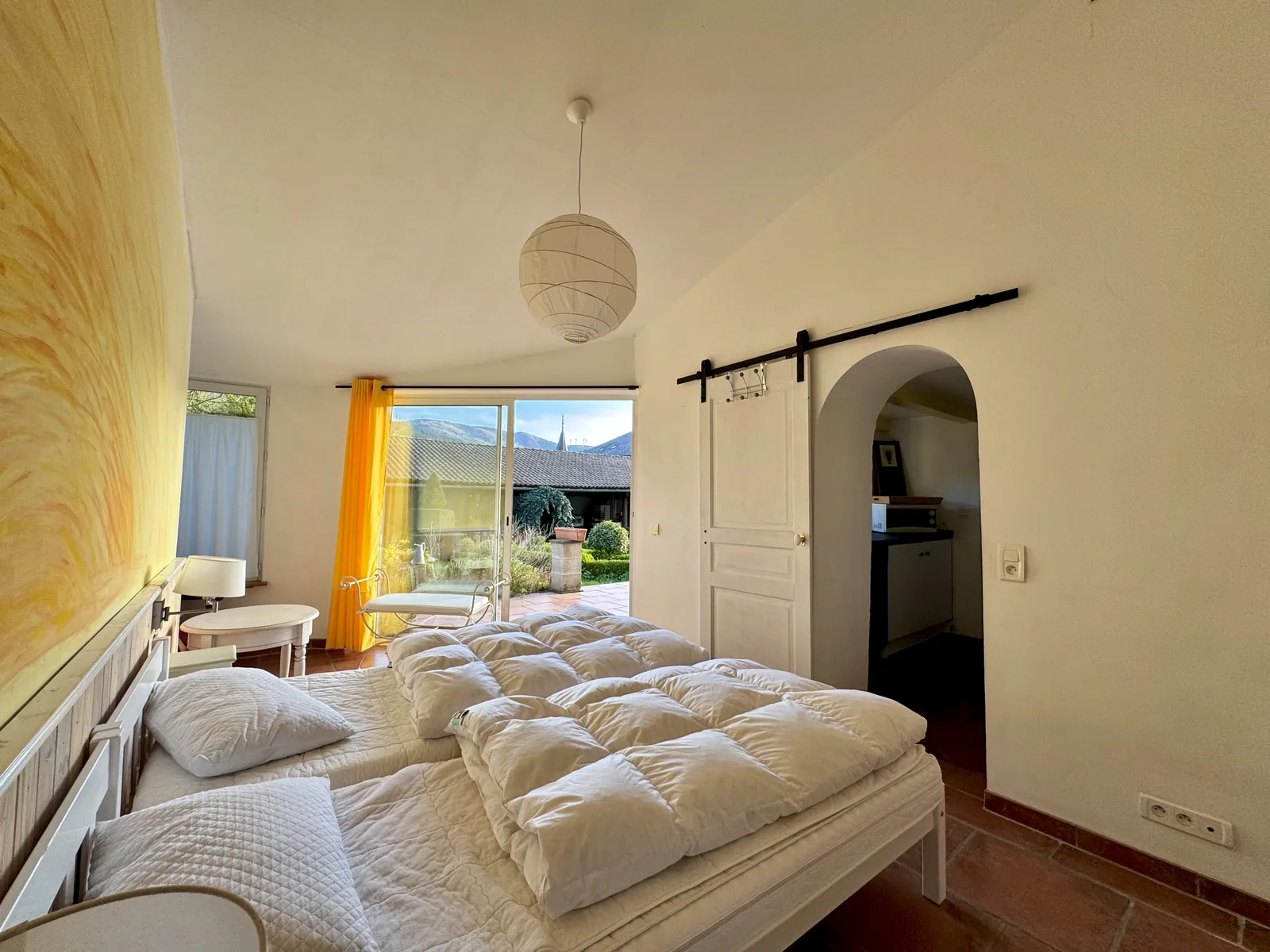Schlafzimmer I mit hoher Decke und Schiebetür