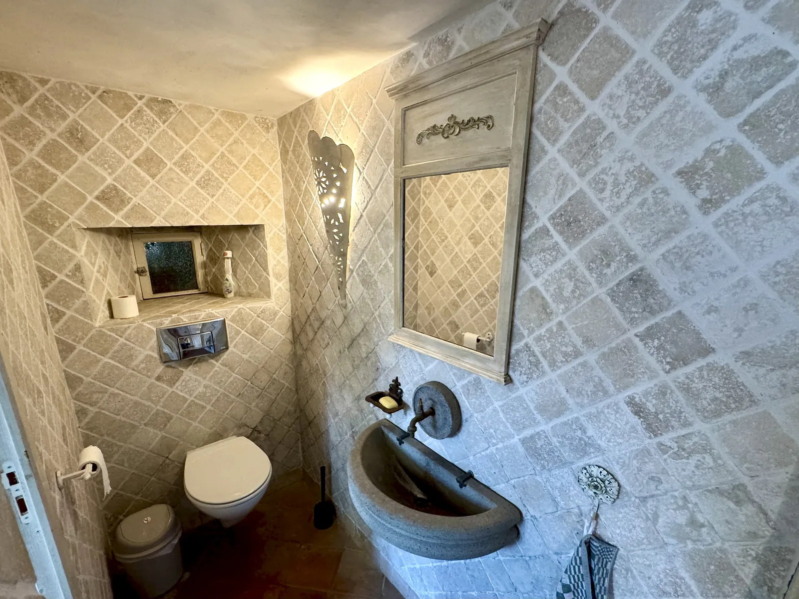 Separates WC mit Steinwand